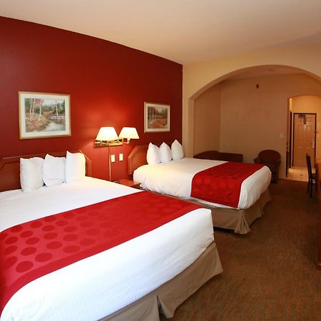 Отель Ramada By Wyndham Fresno Northwest Экстерьер фото