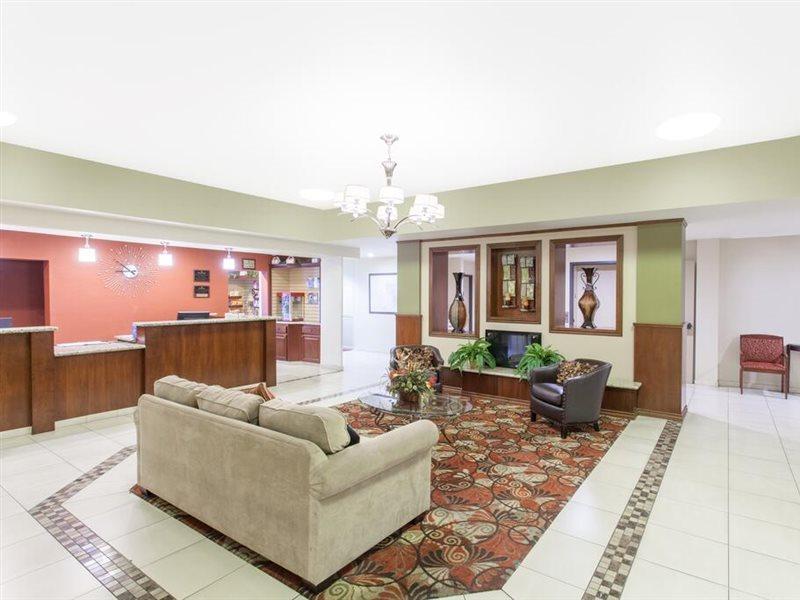 Отель Ramada By Wyndham Fresno Northwest Экстерьер фото