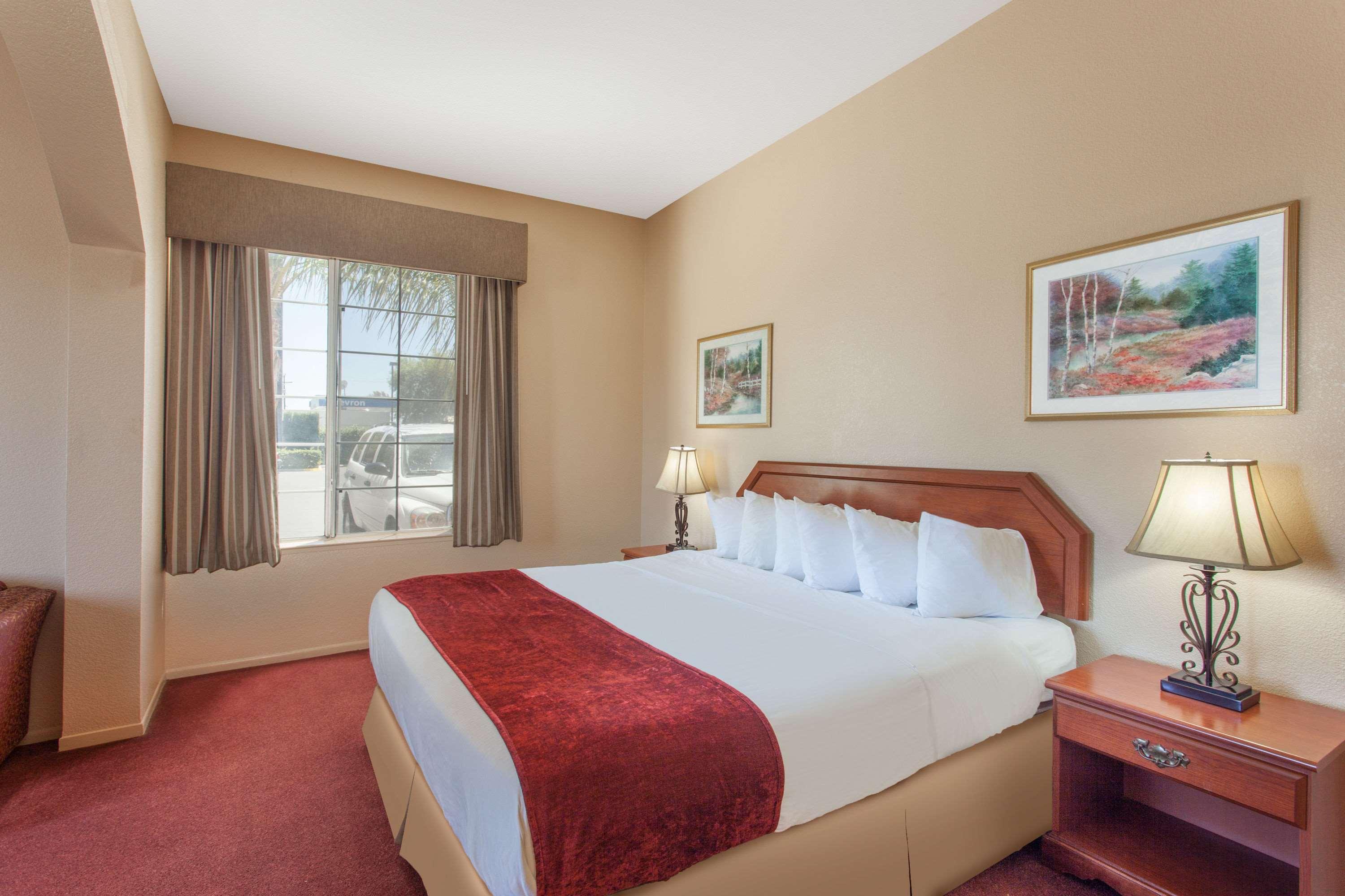 Отель Ramada By Wyndham Fresno Northwest Экстерьер фото