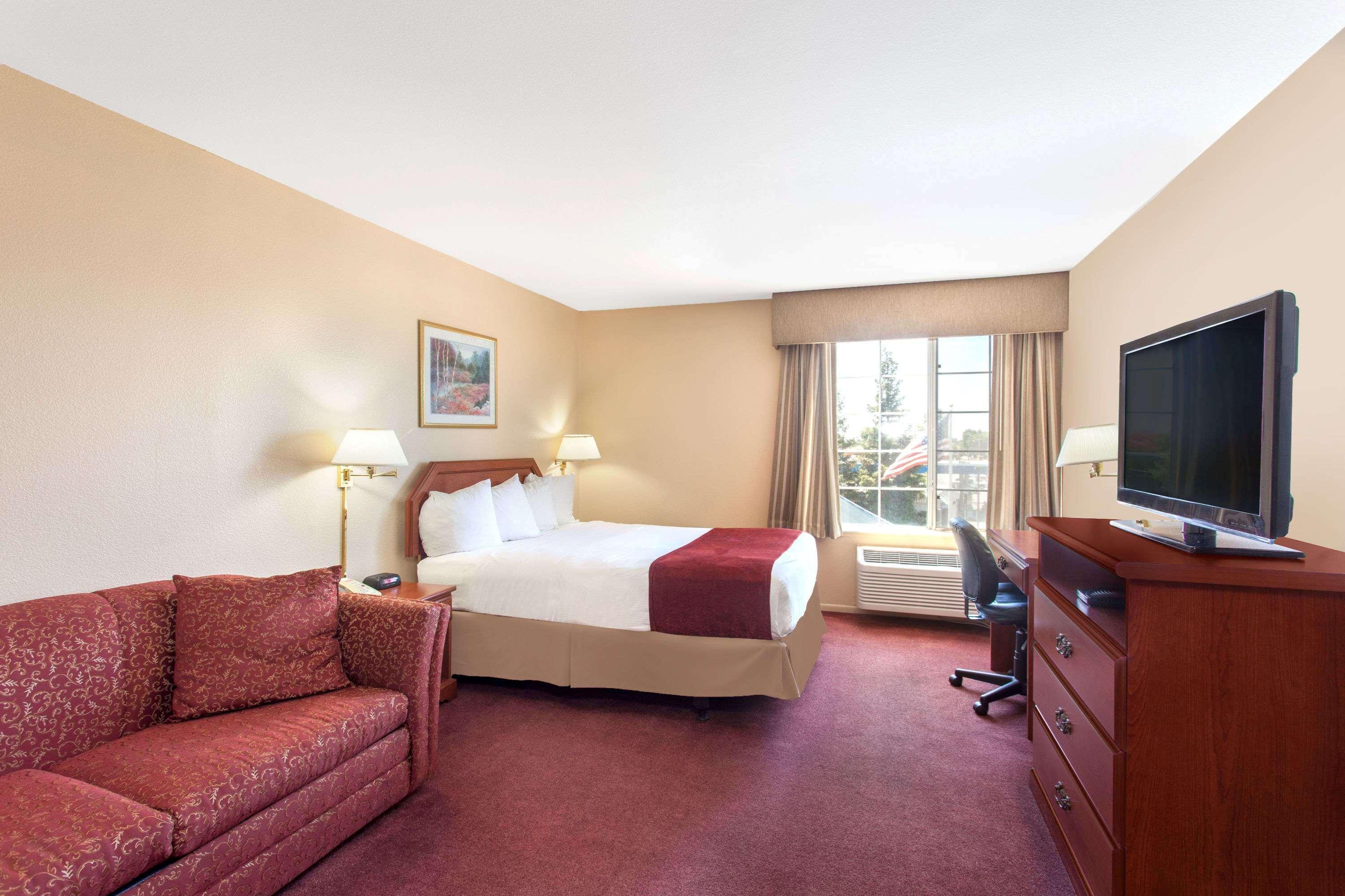 Отель Ramada By Wyndham Fresno Northwest Экстерьер фото