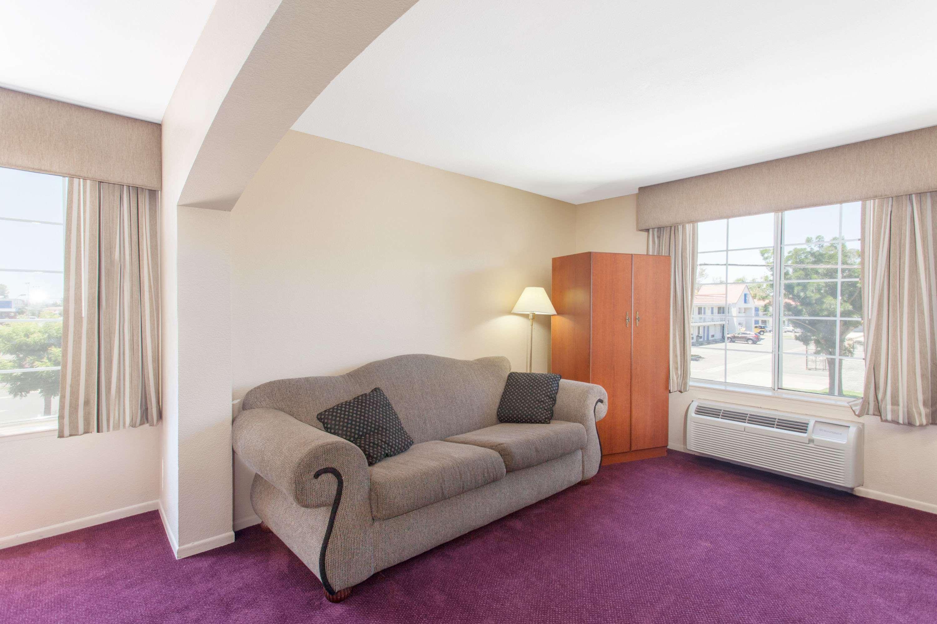 Отель Ramada By Wyndham Fresno Northwest Экстерьер фото
