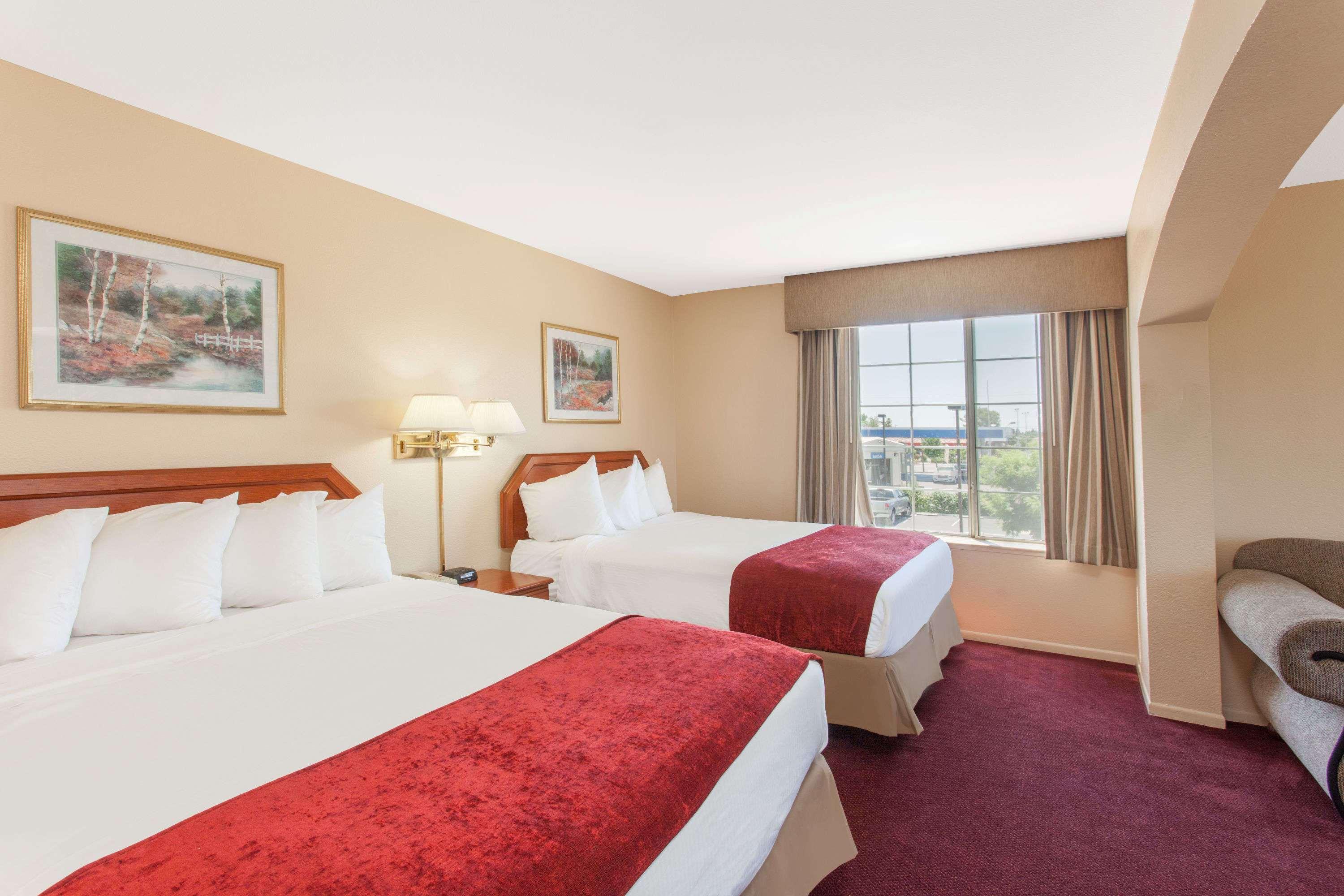 Отель Ramada By Wyndham Fresno Northwest Экстерьер фото