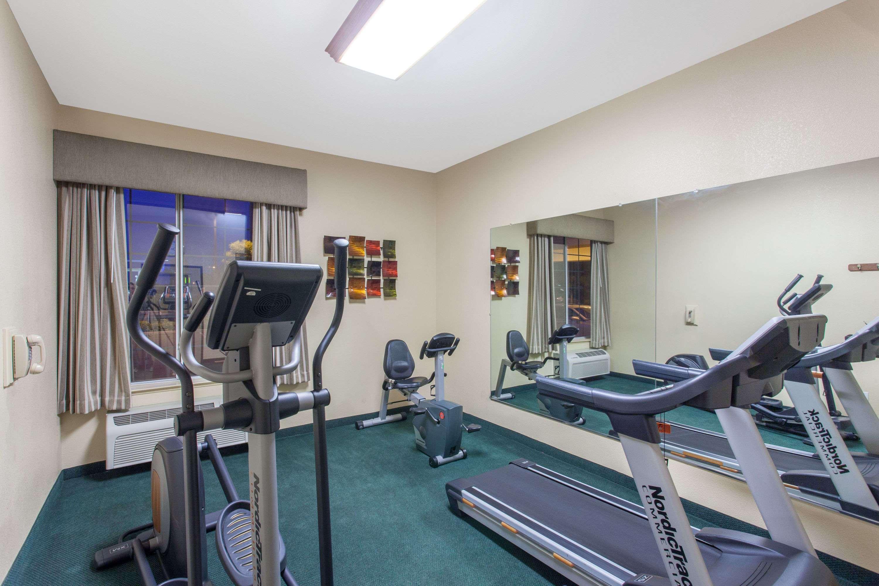 Отель Ramada By Wyndham Fresno Northwest Экстерьер фото