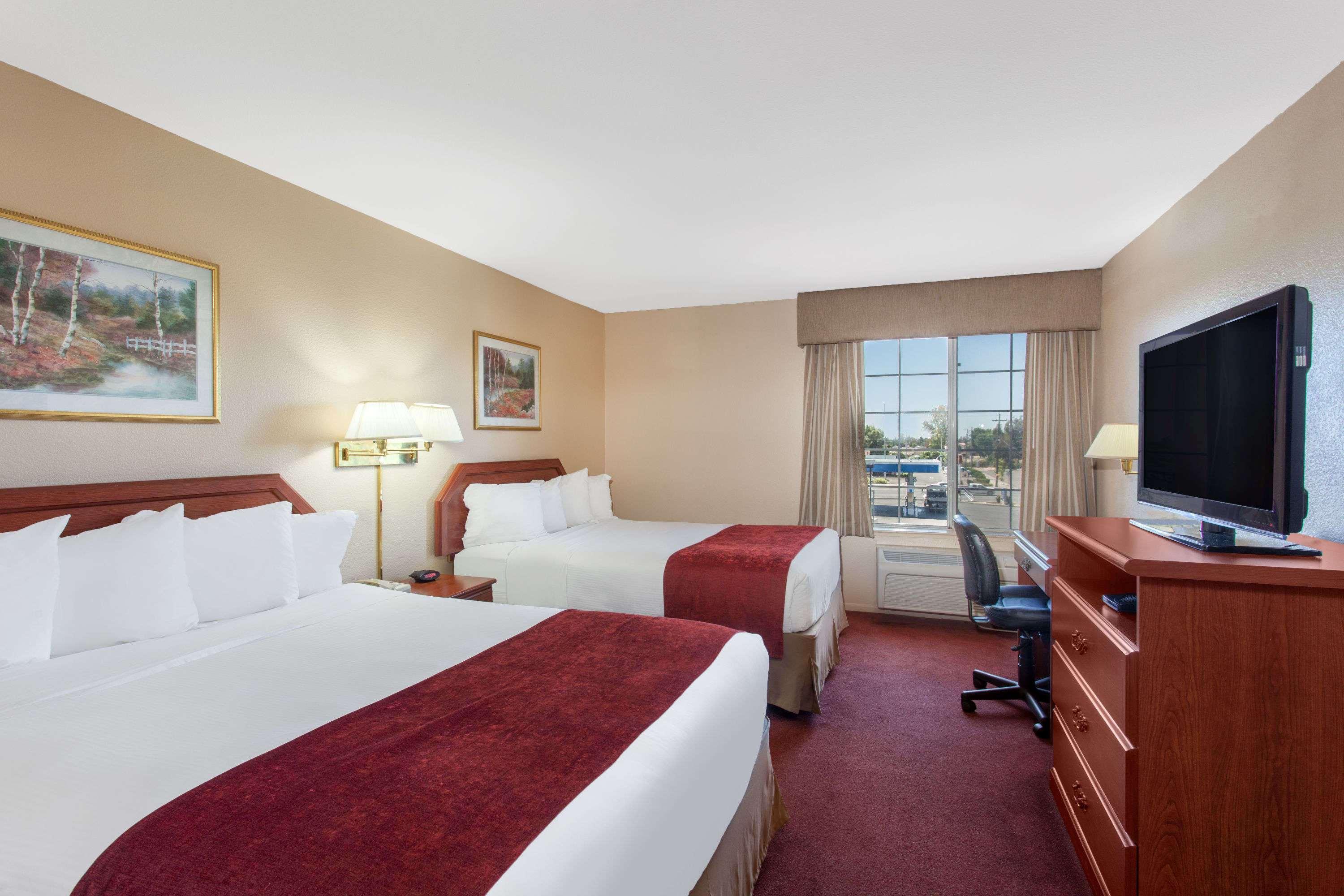 Отель Ramada By Wyndham Fresno Northwest Экстерьер фото