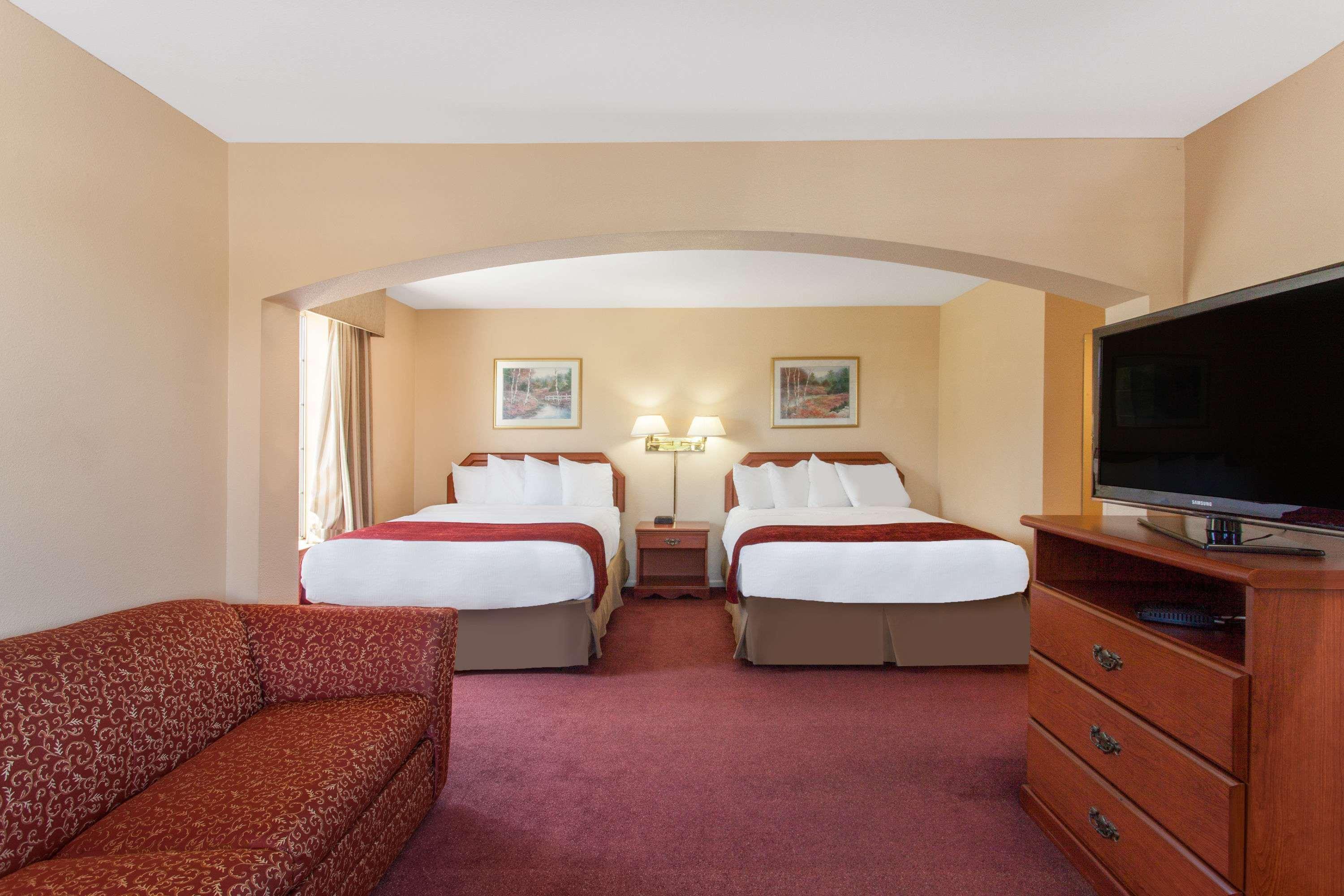 Отель Ramada By Wyndham Fresno Northwest Экстерьер фото