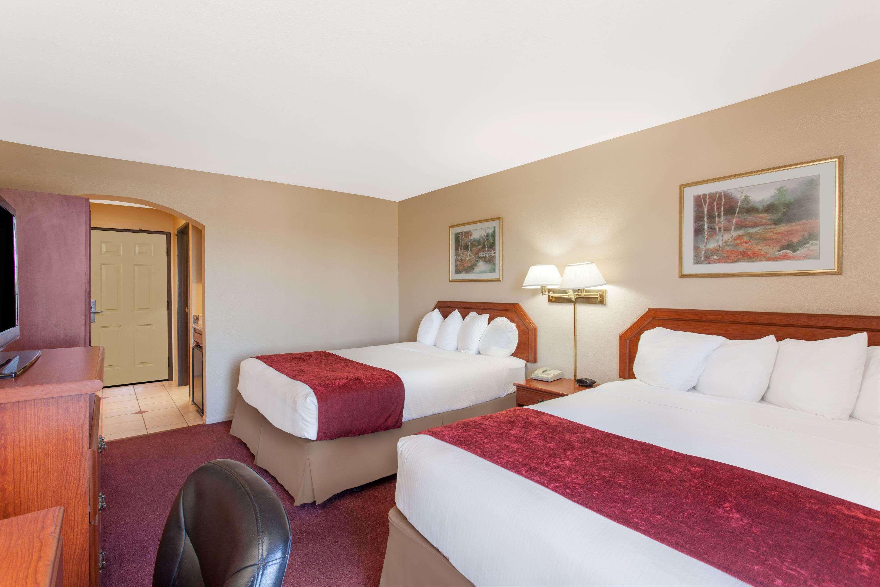 Отель Ramada By Wyndham Fresno Northwest Экстерьер фото