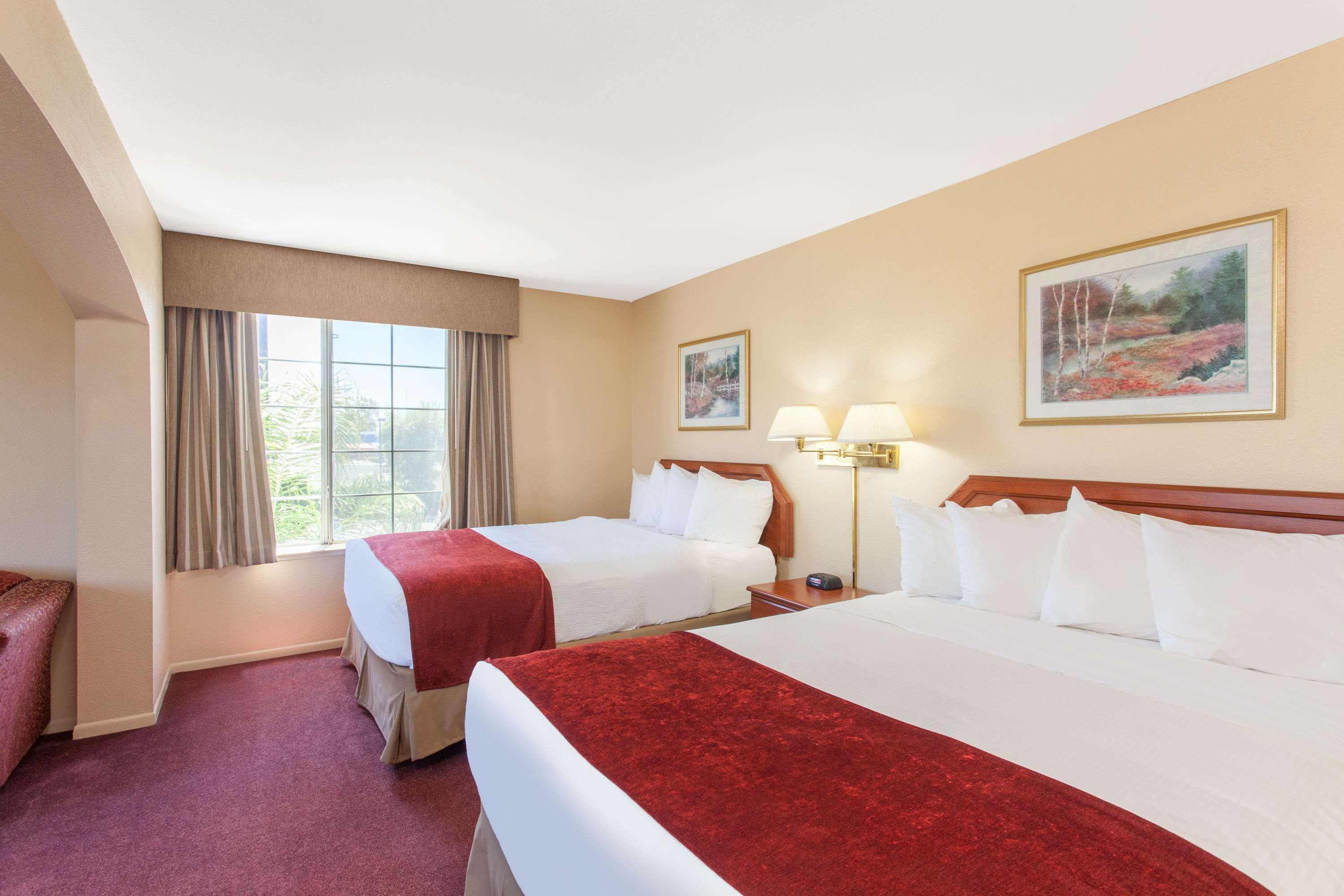 Отель Ramada By Wyndham Fresno Northwest Экстерьер фото