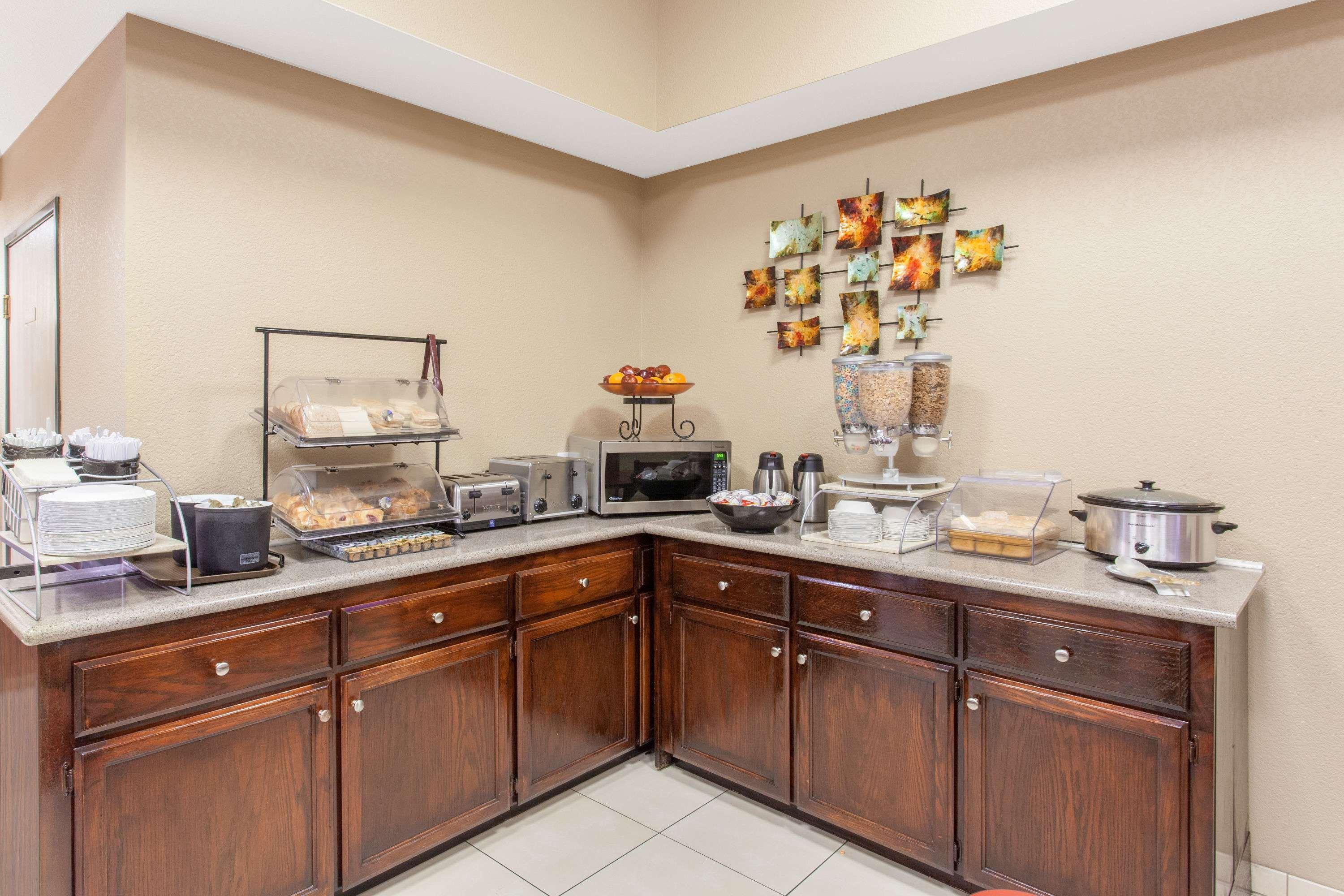 Отель Ramada By Wyndham Fresno Northwest Экстерьер фото