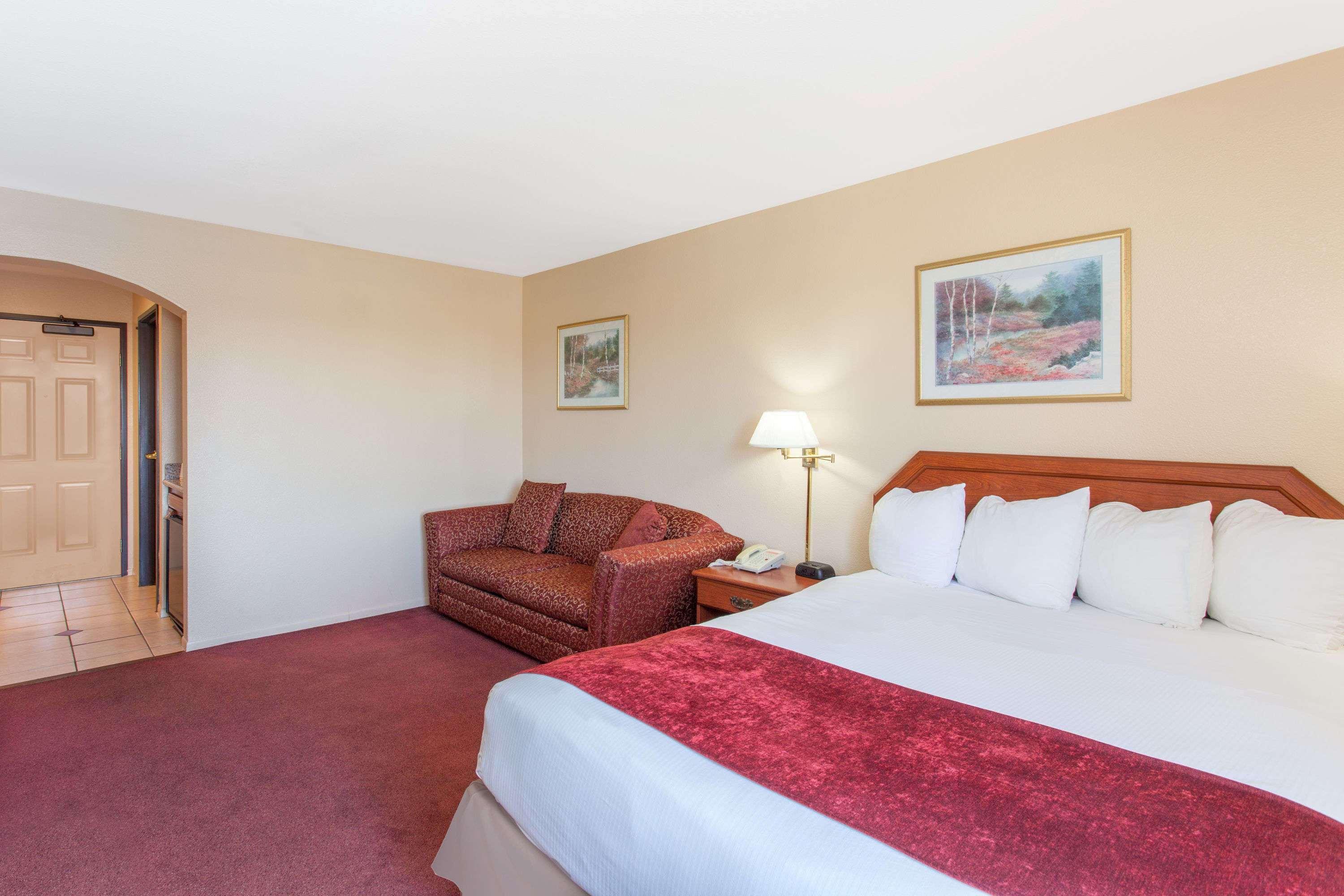 Отель Ramada By Wyndham Fresno Northwest Экстерьер фото