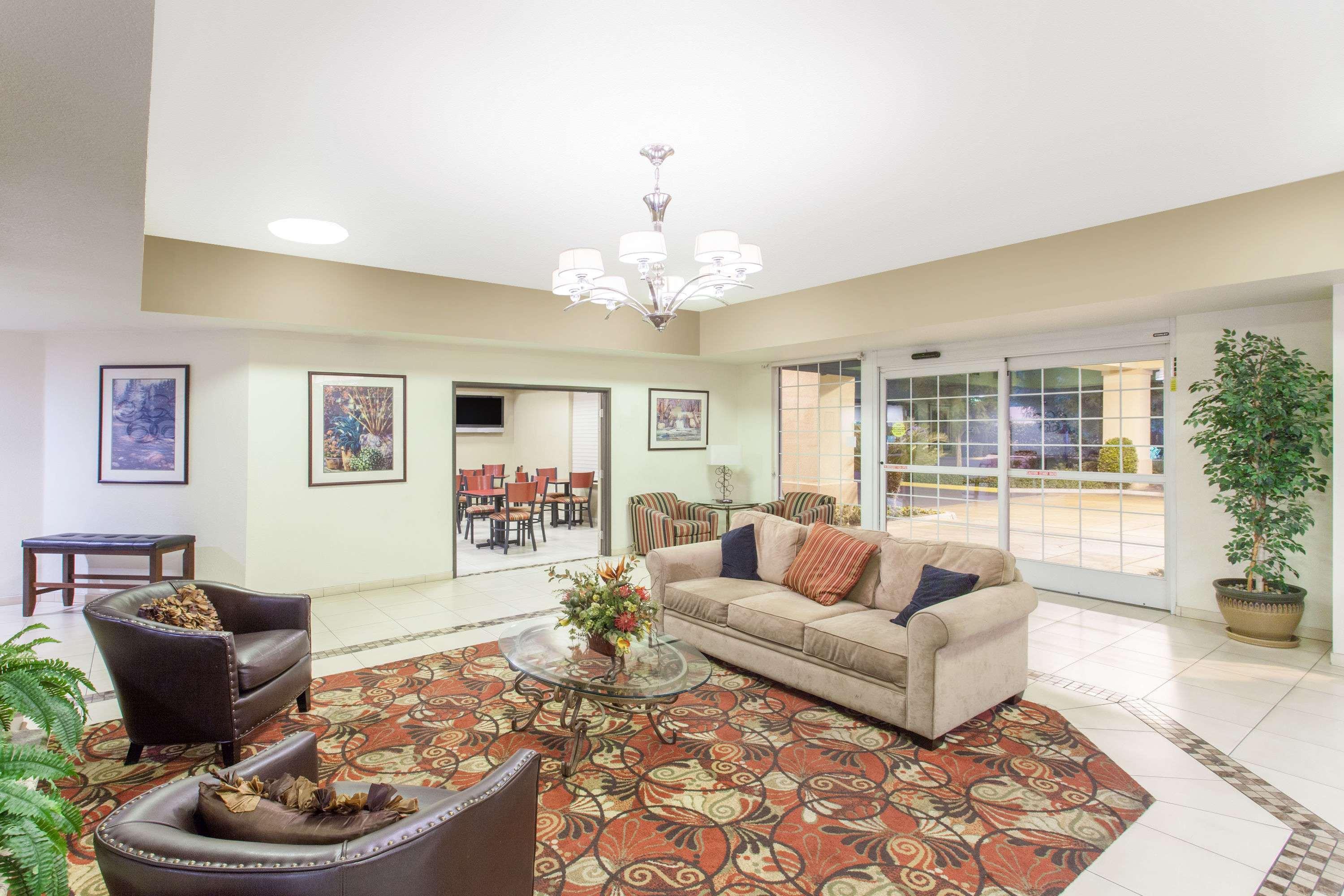 Отель Ramada By Wyndham Fresno Northwest Экстерьер фото