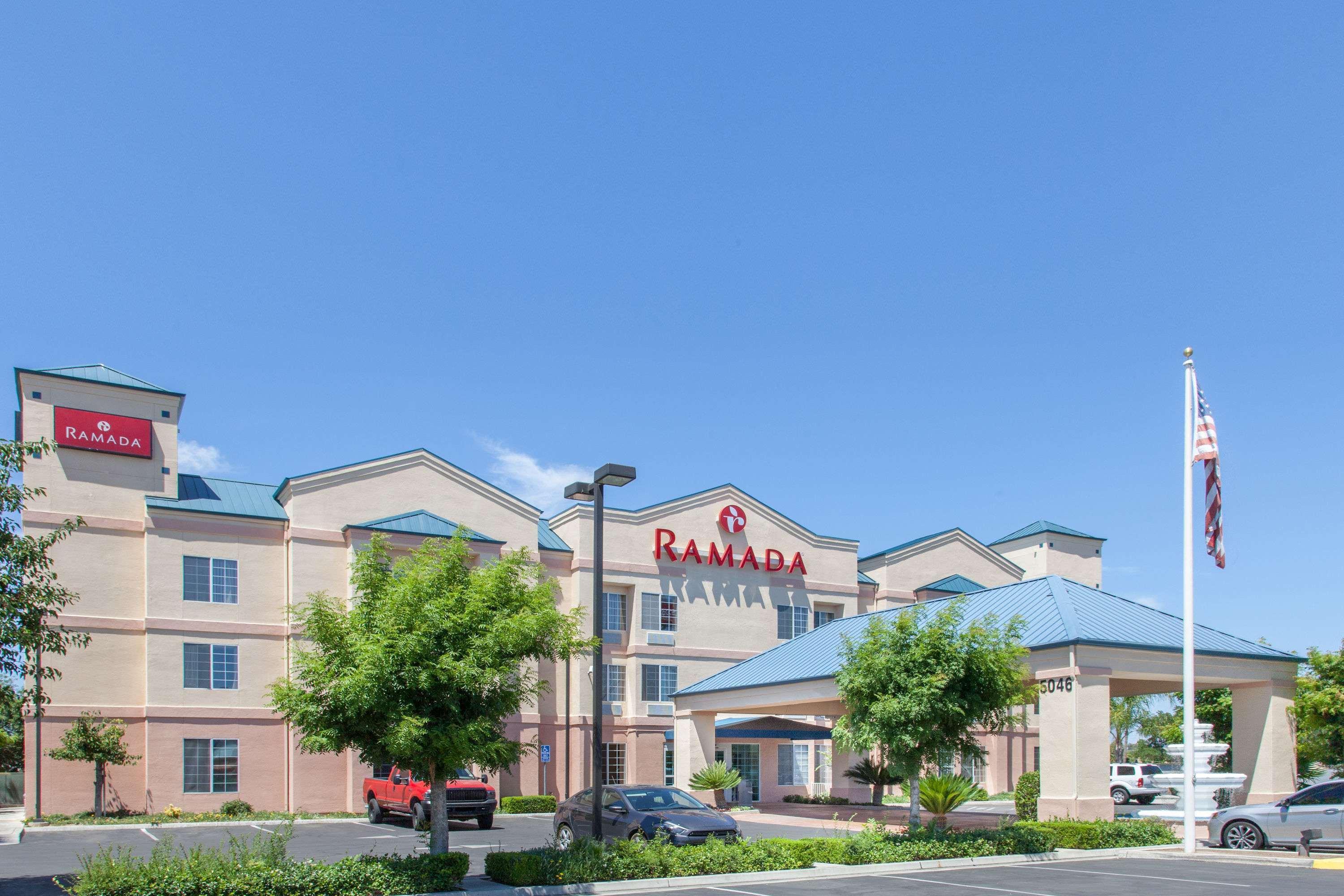 Отель Ramada By Wyndham Fresno Northwest Экстерьер фото
