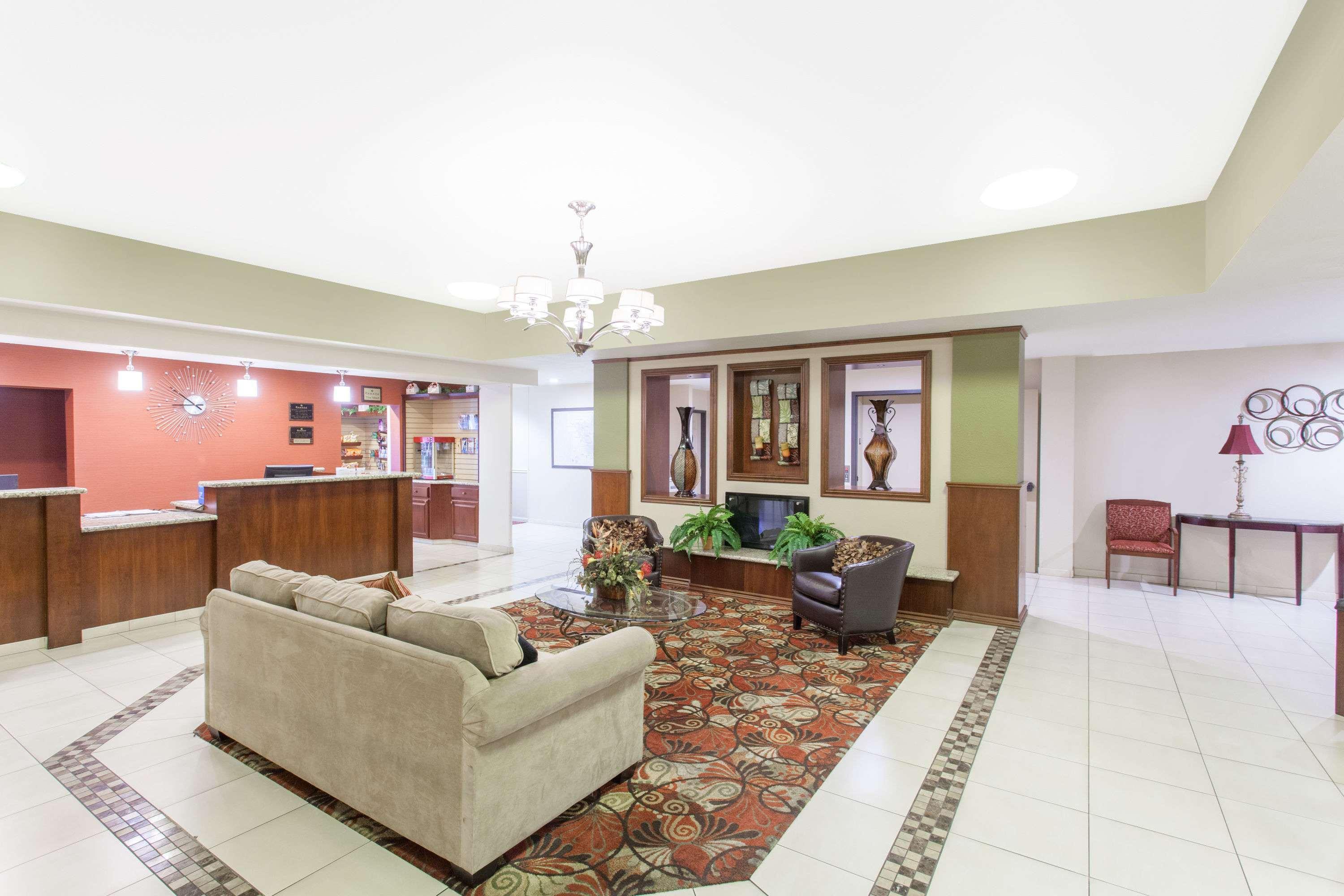 Отель Ramada By Wyndham Fresno Northwest Экстерьер фото