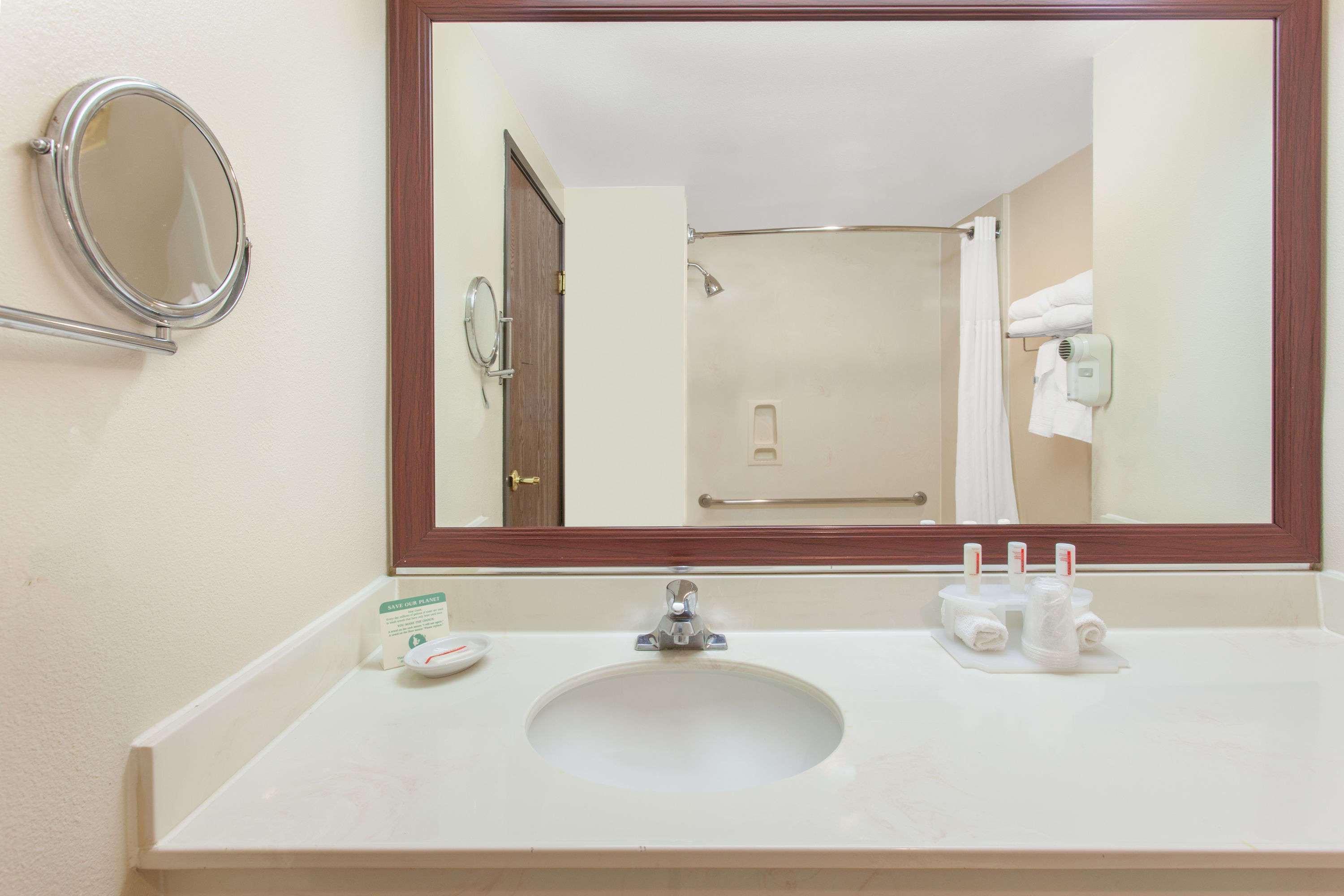 Отель Ramada By Wyndham Fresno Northwest Экстерьер фото