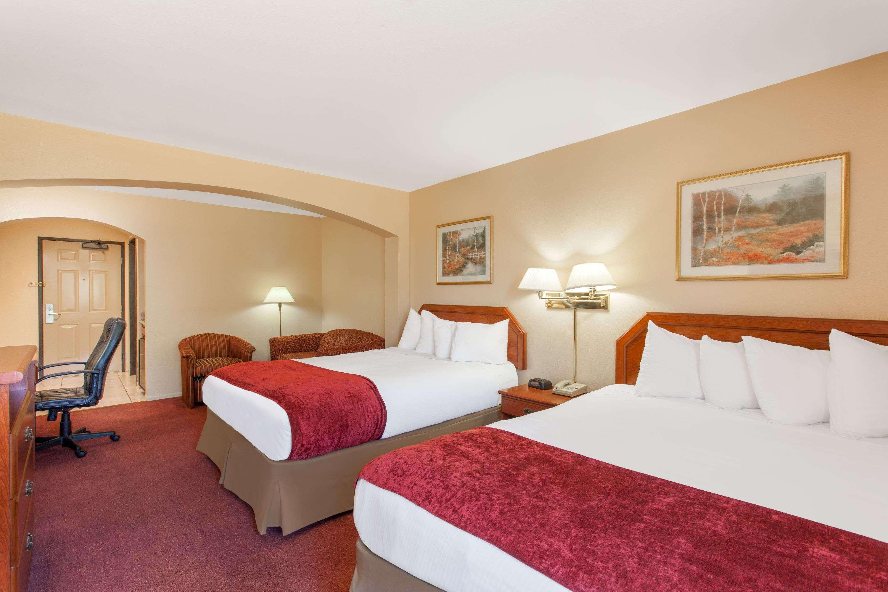 Отель Ramada By Wyndham Fresno Northwest Экстерьер фото