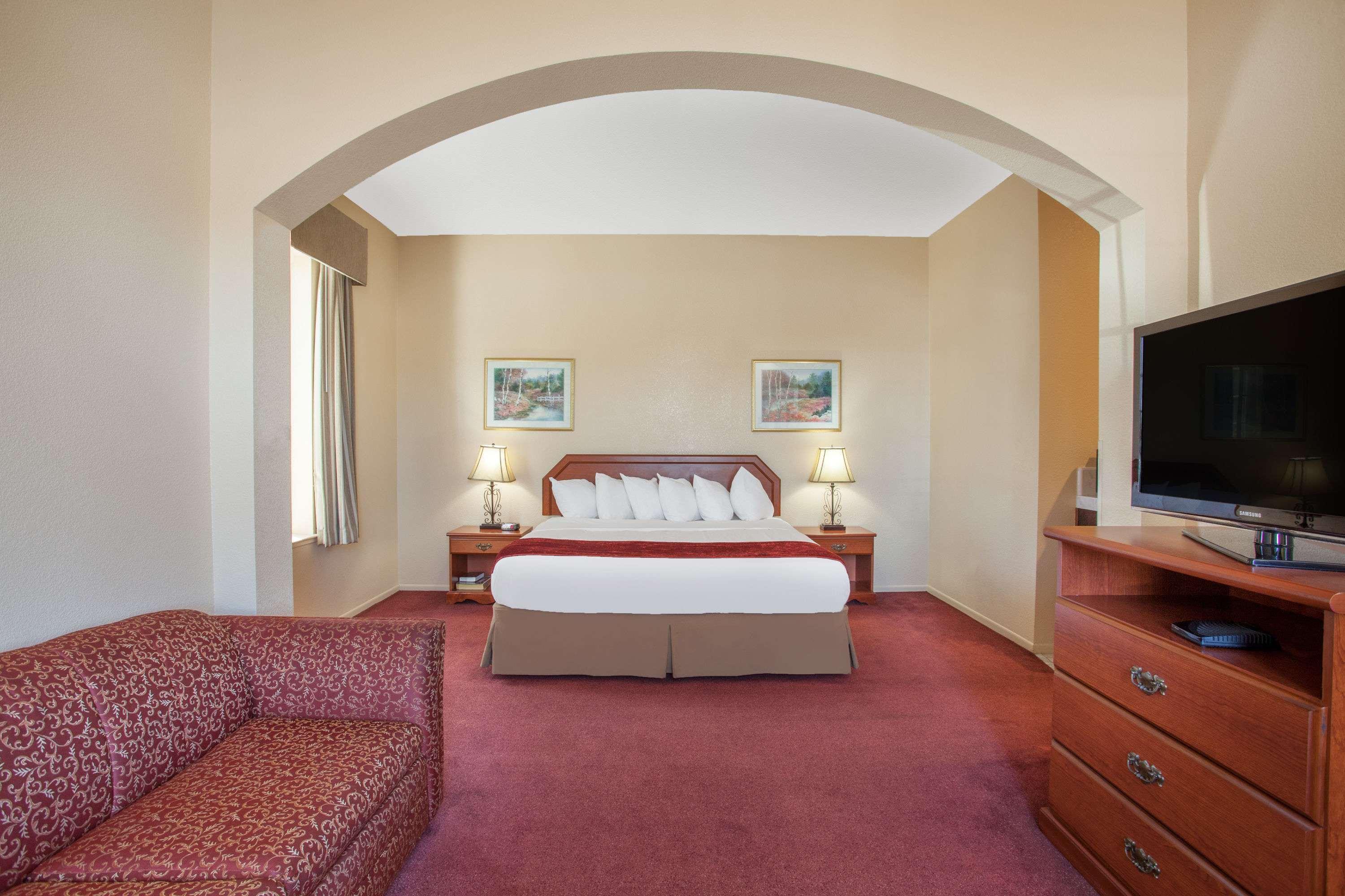 Отель Ramada By Wyndham Fresno Northwest Экстерьер фото