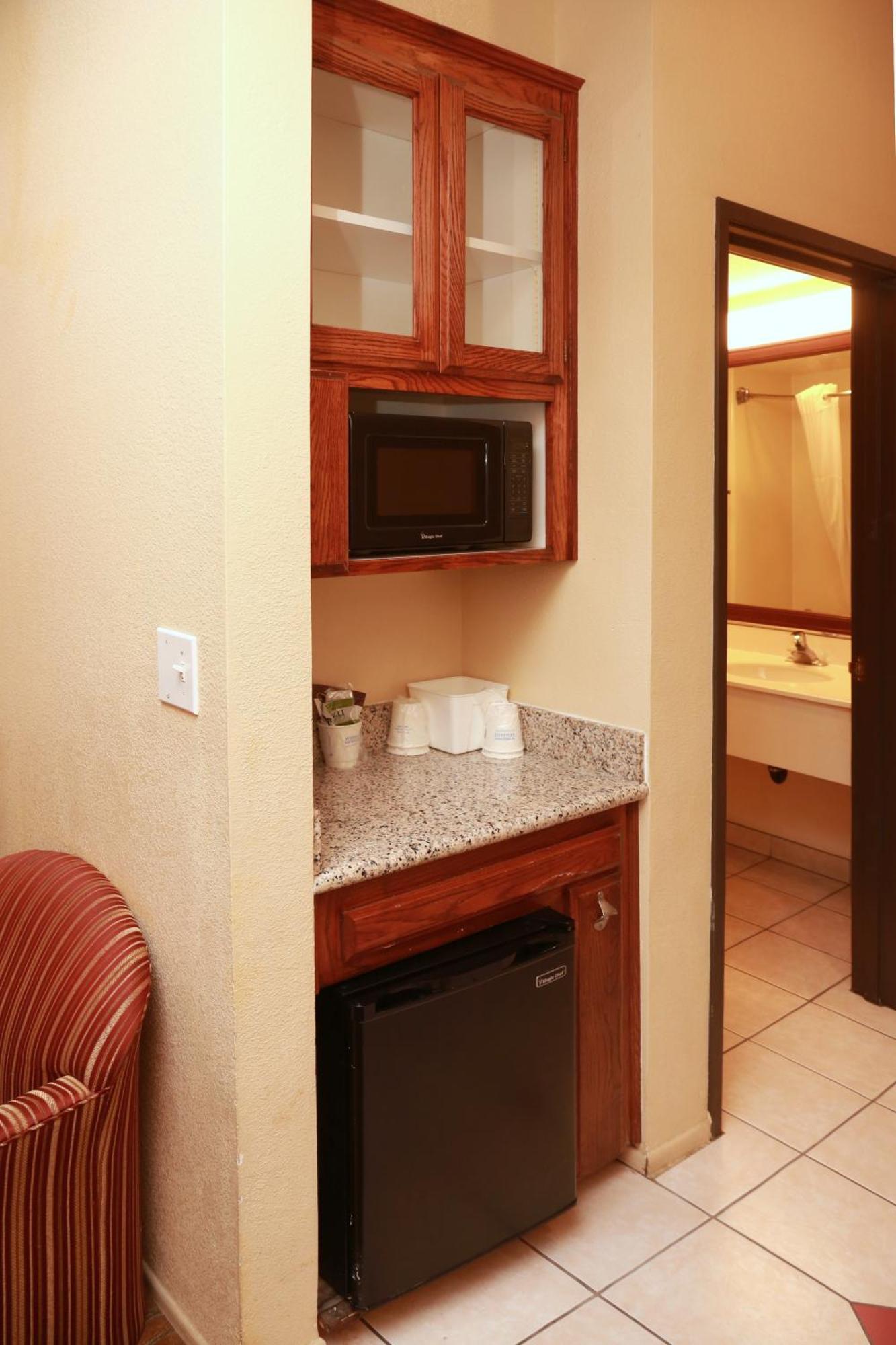 Отель Ramada By Wyndham Fresno Northwest Экстерьер фото
