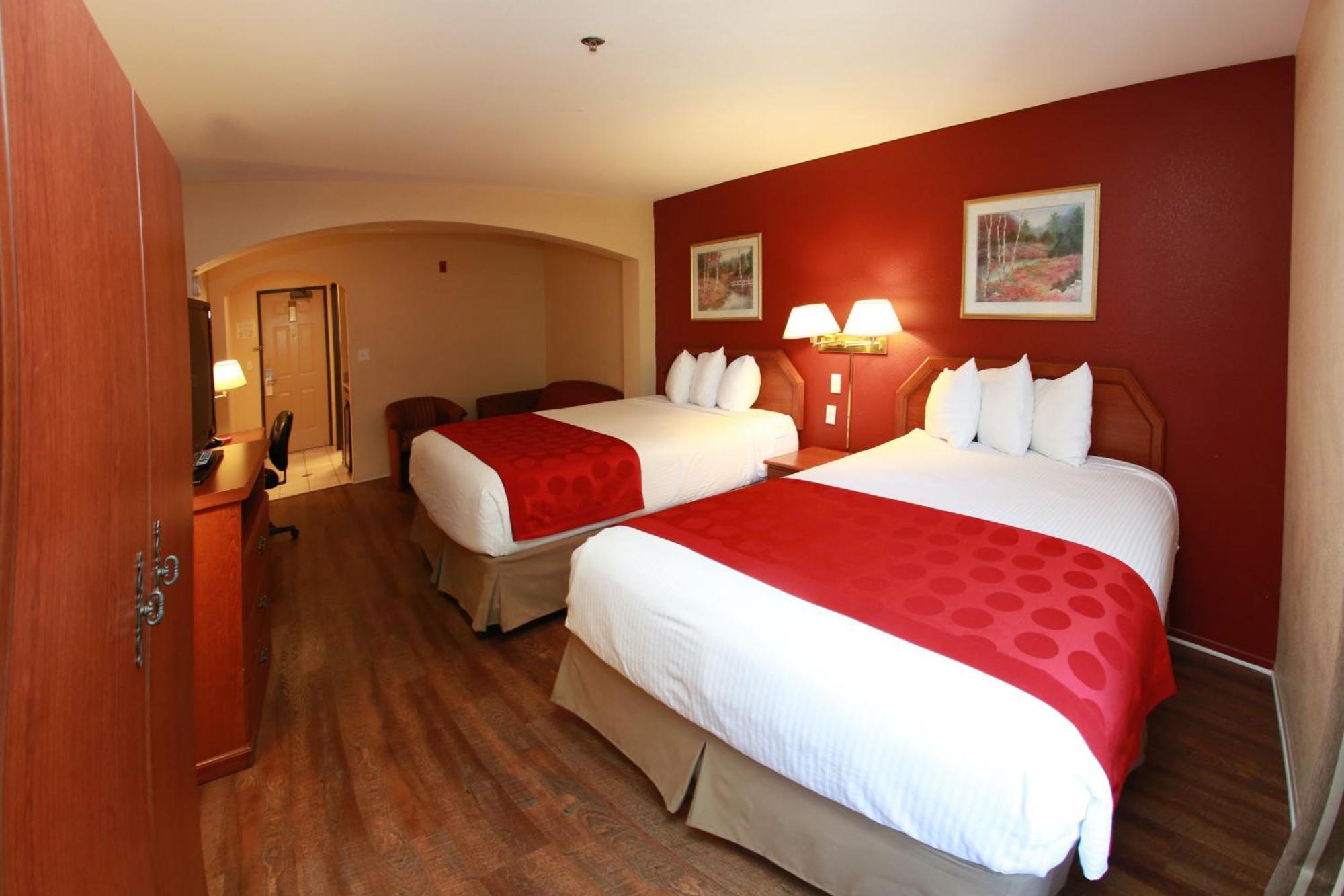 Отель Ramada By Wyndham Fresno Northwest Экстерьер фото