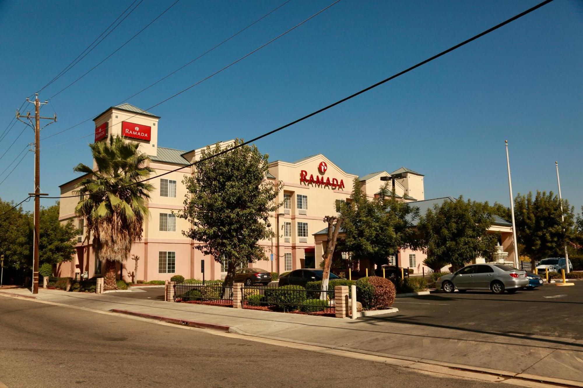 Отель Ramada By Wyndham Fresno Northwest Экстерьер фото