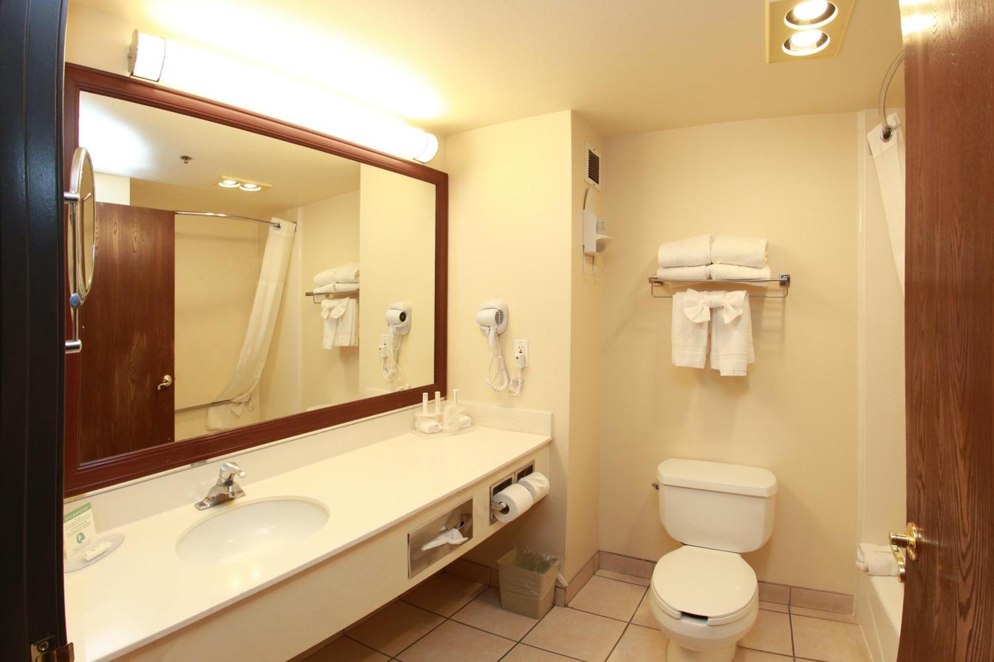 Отель Ramada By Wyndham Fresno Northwest Экстерьер фото